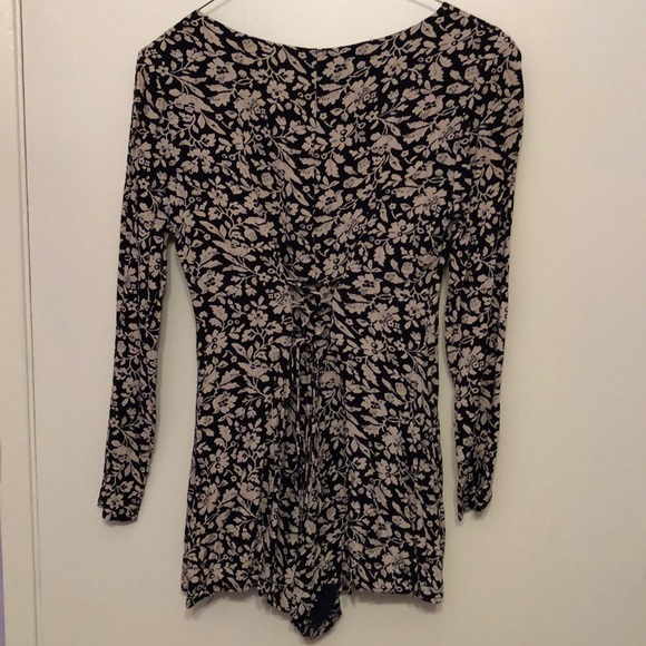 Long Sleeve Floral Romper 🌼 - Picture 3 of 4